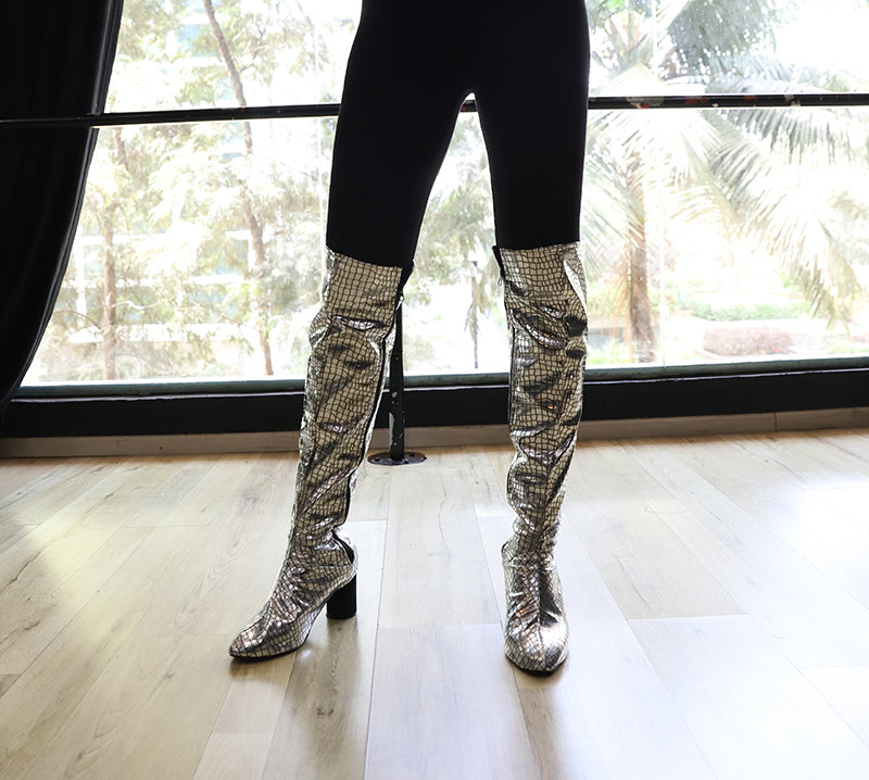 Sunidhi chauhan in our "Moon juice" Boot swaps