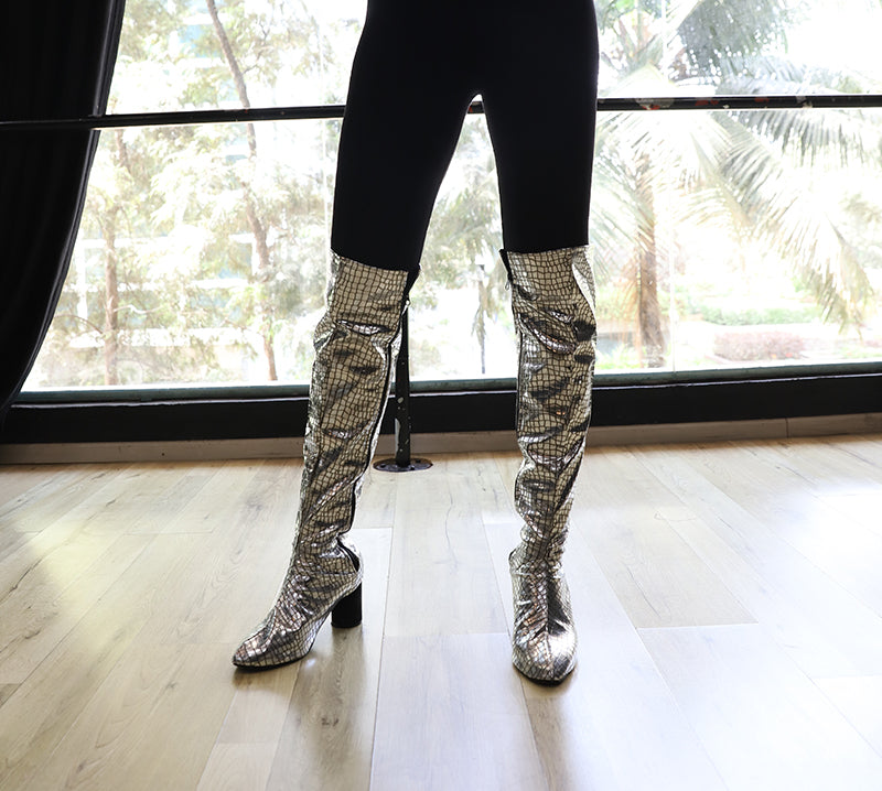 Sunidhi chauhan in our &quot;Moon juice&quot; Boot swaps