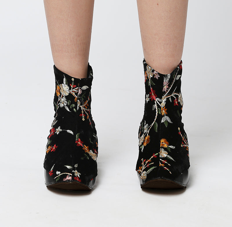 Floral embroidered swaps- black